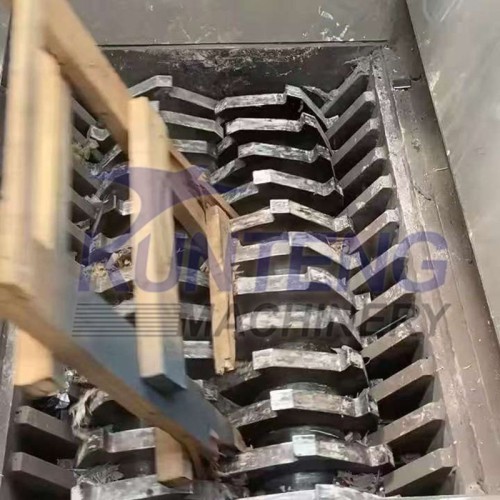 Agricultural waste shredder plastic bottle fabric shredder dual axis car shell scrap metal shredder